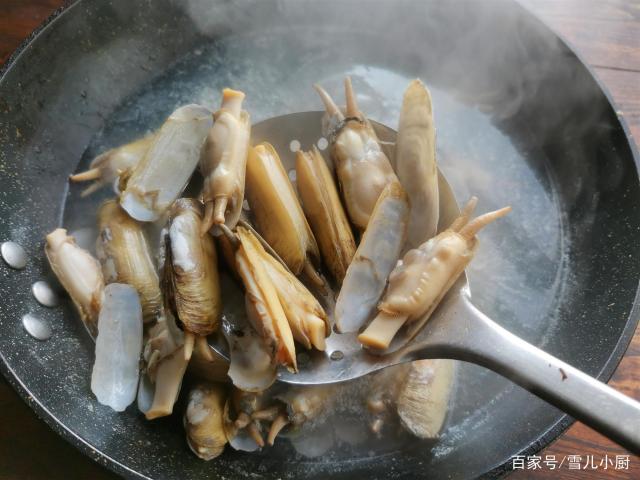 這個(gè)海鮮被稱作“小人仙”，肉質(zhì)肥美，用這個(gè)方法做，一盤不夠吃