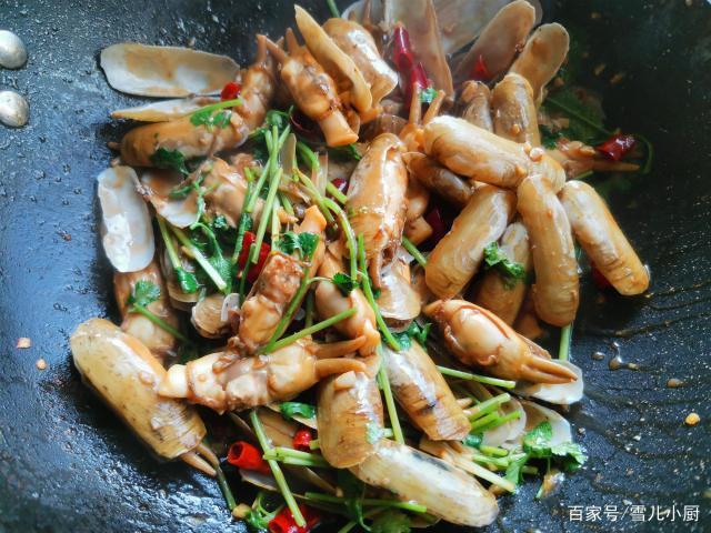這個(gè)海鮮被稱作“小人仙”，肉質(zhì)肥美，用這個(gè)方法做，一盤不夠吃